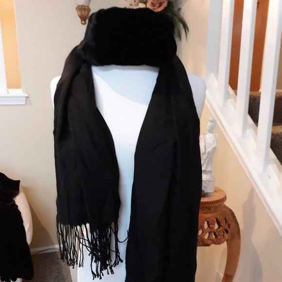 Cute 2 in 1 Scarf Black w/ Faux Fur EUC - Picture 3 of 14